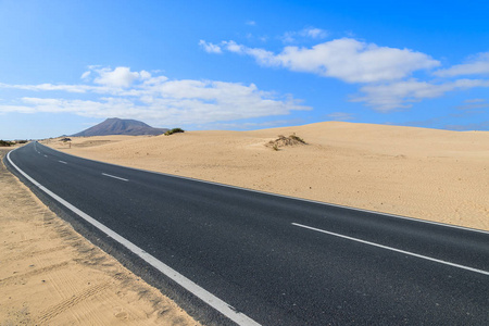 科雷霍国家公园费尔特文图拉加那利群岛沙丘沙漠景观中的道路西班牙