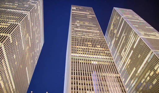 摩天大楼夜景从曼哈顿街。