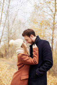 相爱的情侣在秋天的公园散步, 凉爽的秋天的天气。一个
