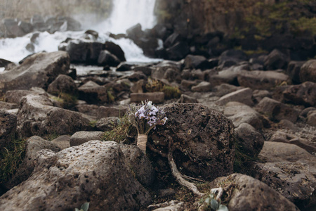 瀑布背景上漂亮的婚礼花束图片