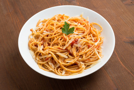 意大利通心粉配番茄酱和意大利干酪