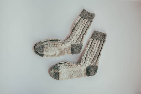 为寒冷季节手工针织袜子。视图。许多不同的蓝色颜色袜子