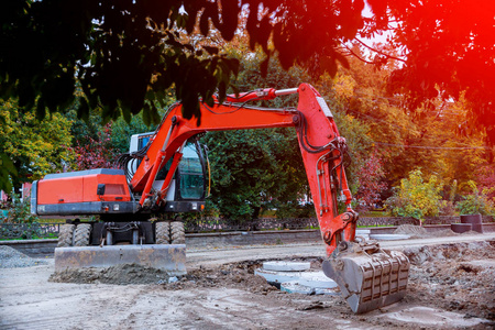 挖掘机挖破洞街道沥青修补破损给水管