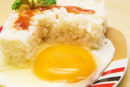 鸡蛋加米饭和西红柿