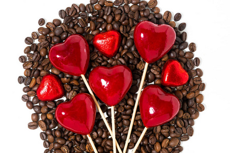 咖啡豆, 巧克力糖果和装饰的心脏在棍子