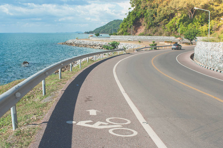 美丽的海景景观的道路旁边的蓝海，这是地标在孔维曼湾在昌萨布里省泰国。