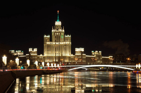 晚上可以看到Kotelnicheskaya堤和大Ustinsky桥的高层建筑。 莫斯科俄罗斯莫斯科莫斯科河堤圣诞照明
