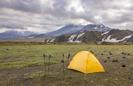 在勘察加的火山附近的黄色帐篷