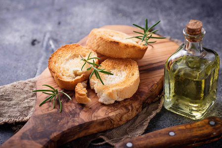 烤面包配橄榄油和迷迭香
