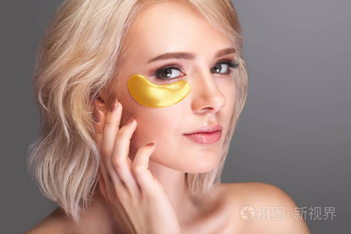 女人脸上戴着面具的眼睛美丽的女性与na