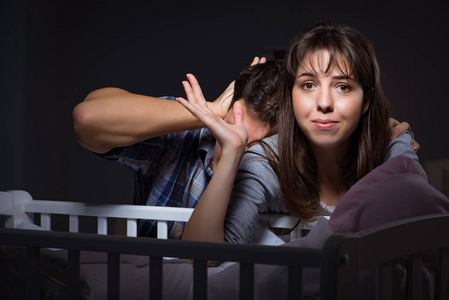 年轻的父母在夜里和新生的婴儿睡不着