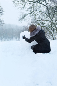 一个有大雪球的女人图片