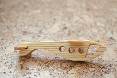 木制玩具飞机手工制作，有明显的木质结构