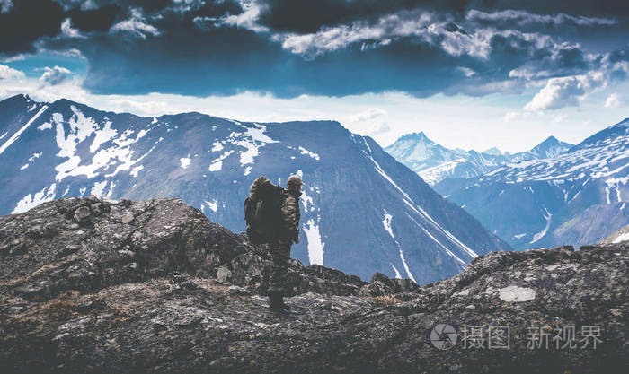 流浪汉. 旅行者. 乌拉尔的景观. 俄罗斯景观