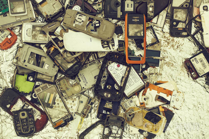 垃圾堆旧手机jpg