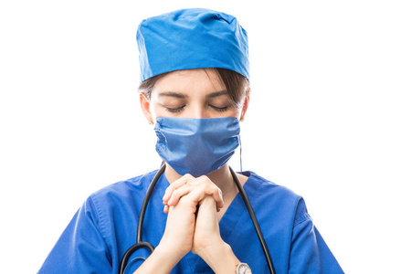 女外科医生在手术前祈祷