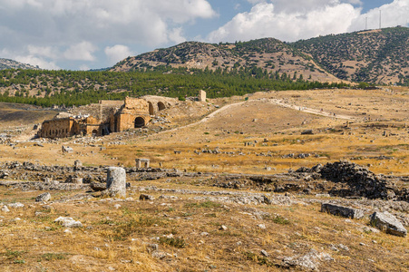 土耳其 Denizli 省棉花附近古赫拉波利斯遗址的阳光景观