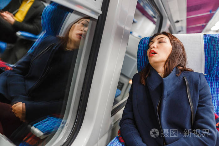 在火车上睡觉的旅行者妇女滑稽