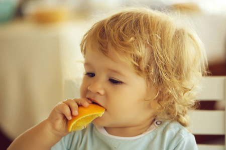 吃桔子的孩子的画像