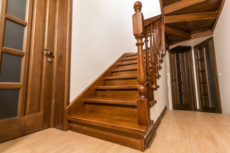现代棕色橡木楼梯和门在新装修的房子
