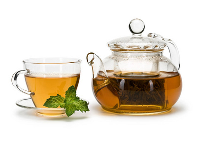 新鲜薄荷和绿茶在杯子和茶壶从玻璃