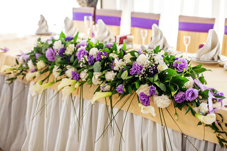 插花在桌子上。紫色和白色的花朵