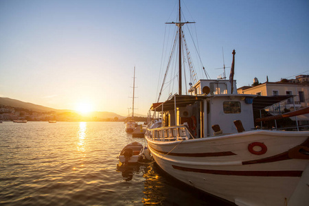 美丽的日落在希腊岛屿码头在萨罗尼克湾。
