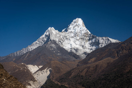 Ama 这样的山峰，最著名的山峰在珠穆朗玛峰地区