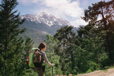 利西亚小径上的女徒步旅行者 Olympos 山, 土耳其