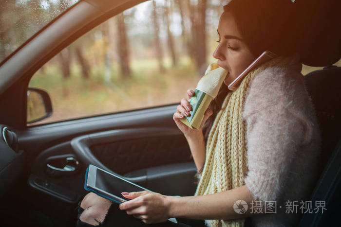 忙碌的女人在匆忙中, 她没有时间, 她要去吃点心了.