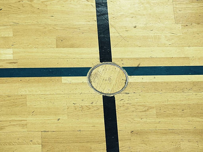用于训练设备的凹进地板盖, 学校体育馆地板的详细信息。黑漆十字