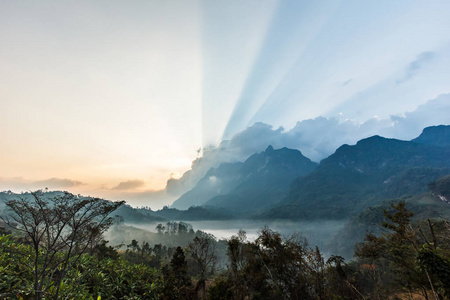 雾在早晨在山