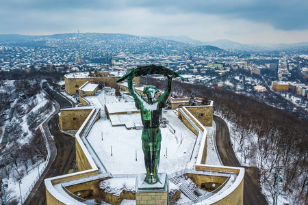 匈牙利布达佩斯空中地平线与布达的自由女神像在冬季与云层的背景