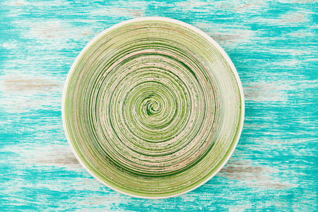 绿色陶瓷板材在蓝色木背景