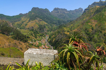 葡萄牙马德拉岛北部的仙人掌植物和山村景色