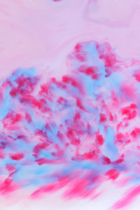 粉红色蓝色抽象背景上的液体粉红色极简主义背景流行艺术图案粉彩纹理为设计师背景准备多色污渍牛奶。