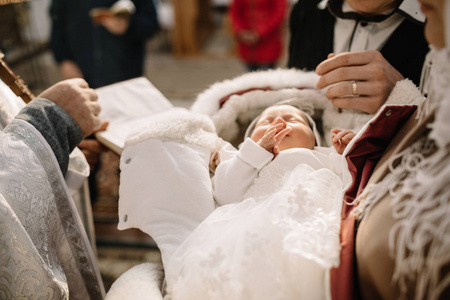 完美的新生婴儿在洗礼仪式中睡觉