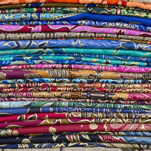 各种各样的出售，巴厘岛，巴厘岛，印度尼西亚的彩色围裙。关闭