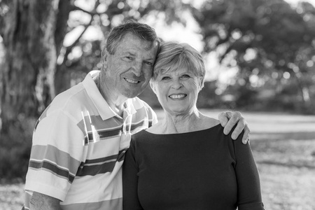 美国高级美丽和幸福的黑白肖像在70岁左右的老夫妻一起微笑