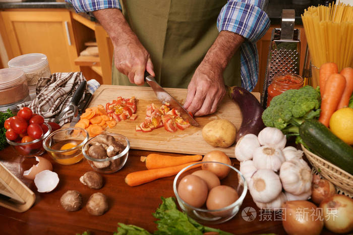 特写男人做饭时切菜的画面照片-正版商用图片111dvw-摄图新视界