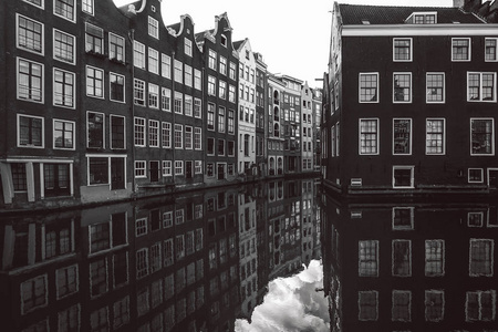 阿姆斯特丹建筑在黑白荷兰的水上。