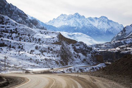 在高加索山脉之间的道路图片