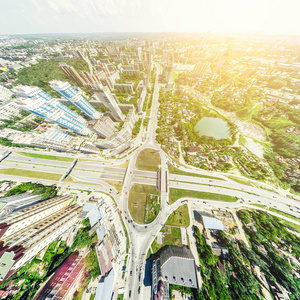 与空中城市景观 十字路口 道路 房屋 建筑物 公园及停车场。阳光灿烂的夏天全景图像