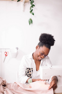非洲女裁缝缝纫衣服