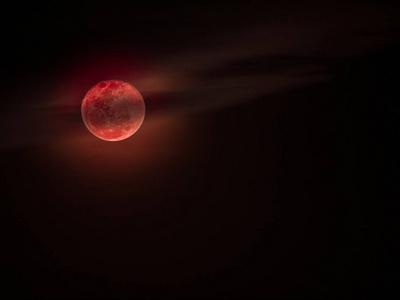 血月或红月一种带有乌云的自然现象