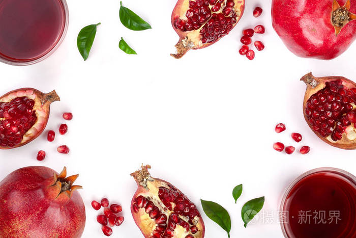 石榴汁与新鲜的石榴果分离在白色背景与拷贝空间为您的文本顶部视图