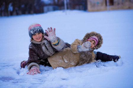 有趣的孩子们在雪地里玩耍和欢笑，在大自然中散步，幸福的家庭