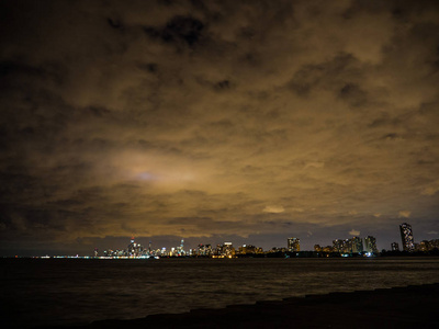 美丽的夜晚，长时间的曝光照片，五颜六色的灯光在芝加哥城市天际线与密歇根湖的前景和多云的天空，就在日落后。