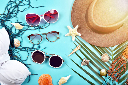 太阳镜, 夏天和太阳保护概念, 夏天旅行必需品准备, 旅行配件, 比基尼和帽子