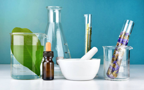 天然有机医药和医疗保健, 替代植物药, 砂浆和草药萃取在实验室玻璃器皿